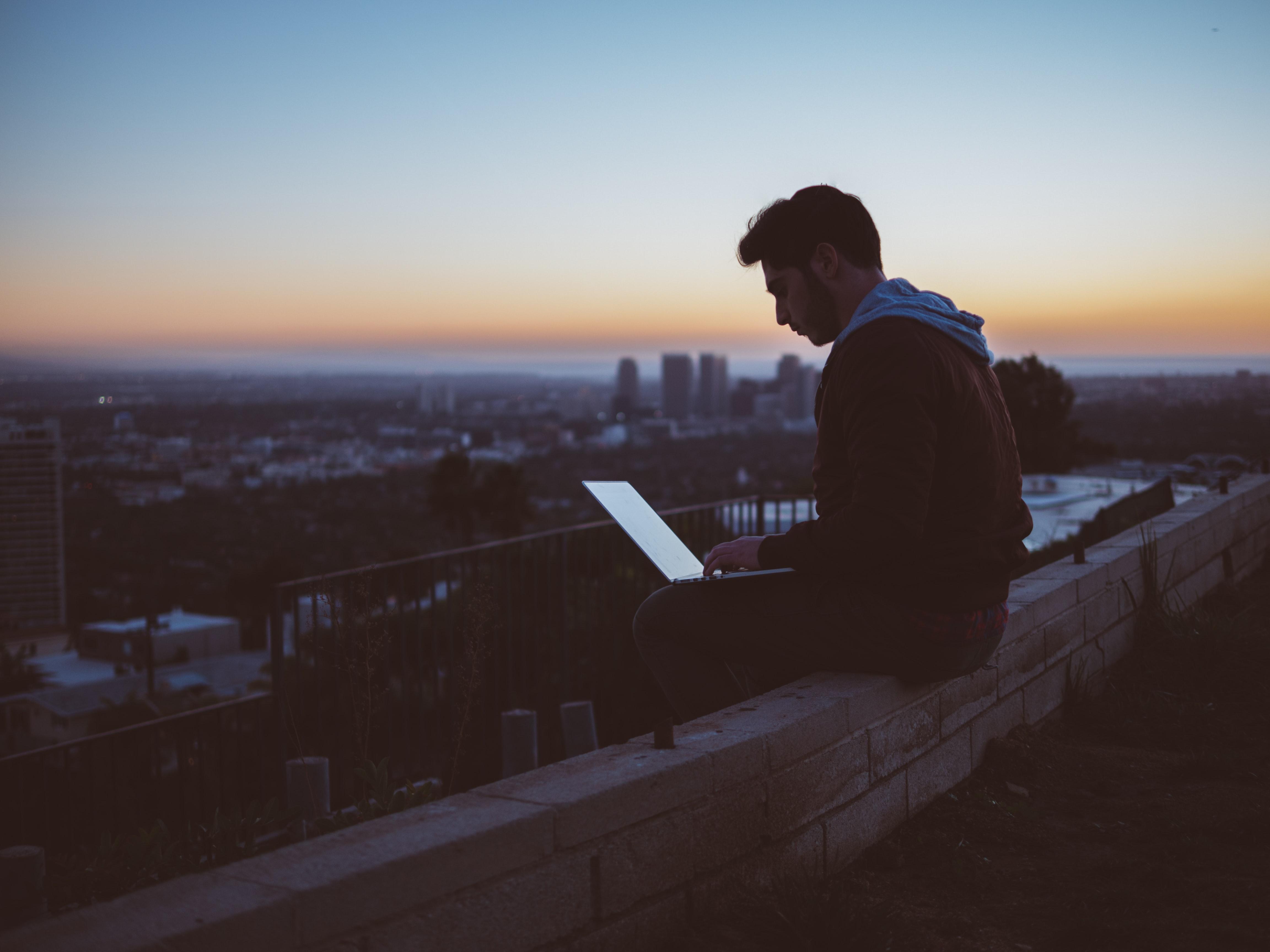 Joven trabajando. Unsplash