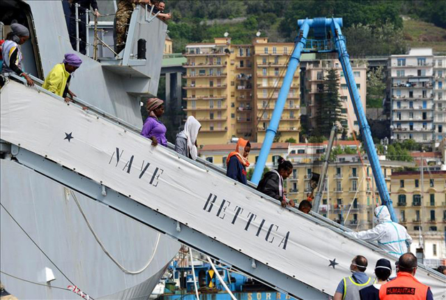 Un grupo de inmigrantes desembarca en el puerto de Salerno, Italia