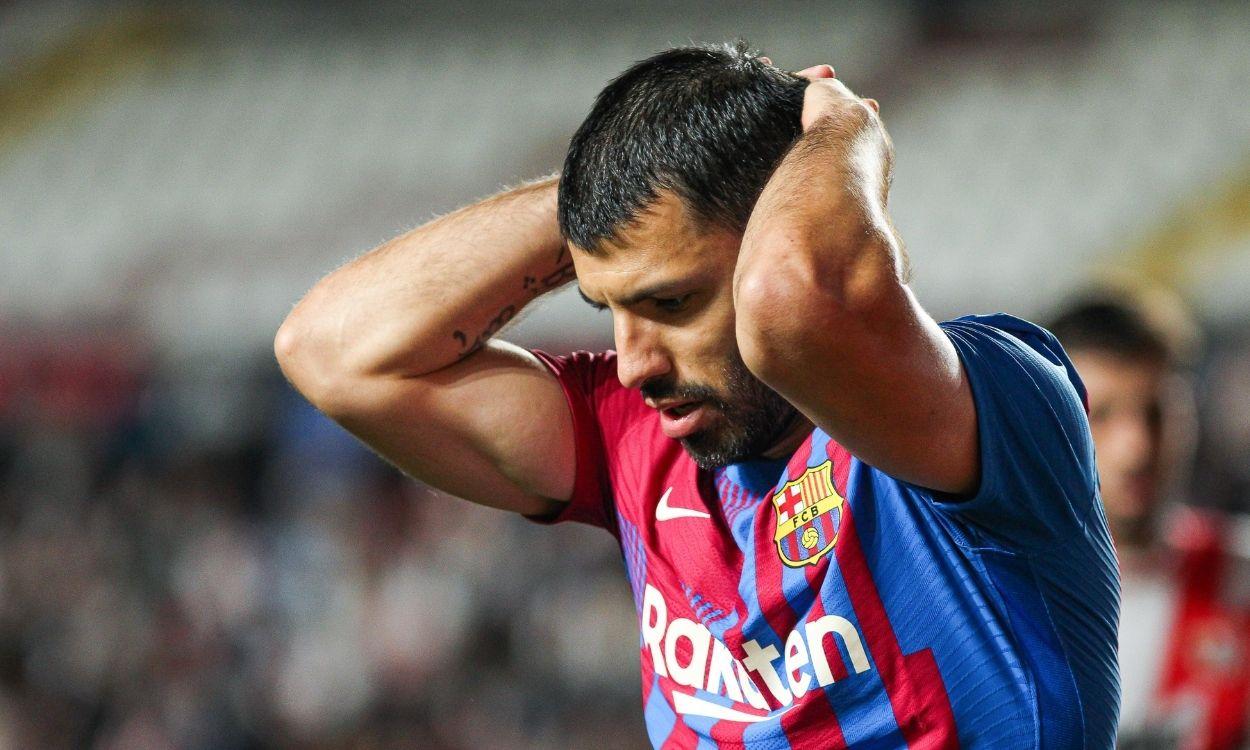El jugador del Barcelona Sergio 'Kun' Agüero, lamentándose en un partido ante el Rayo Vallecano. Europa Press. 