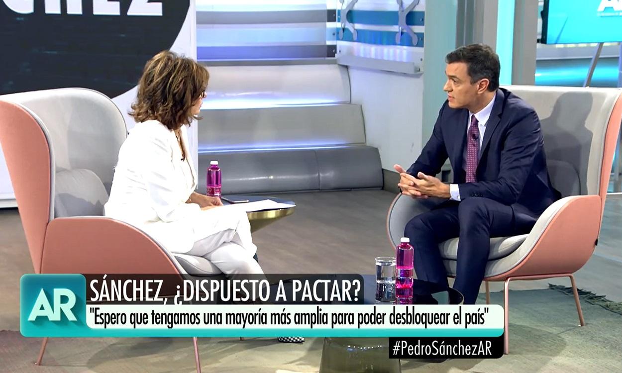 Pedro Sánchez en una foto de archivo durante una entrevista con Ana Rosa Quintana