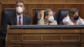 El presidente del Gobierno, Pedro Sánchez; la vicepresidenta primera y ministra de Asuntos Económicos y Transformación Digital, Nadia Calviño; y la vicepresidenta segunda del Gobierno y ministra de Trabajo, Yolanda Díaz