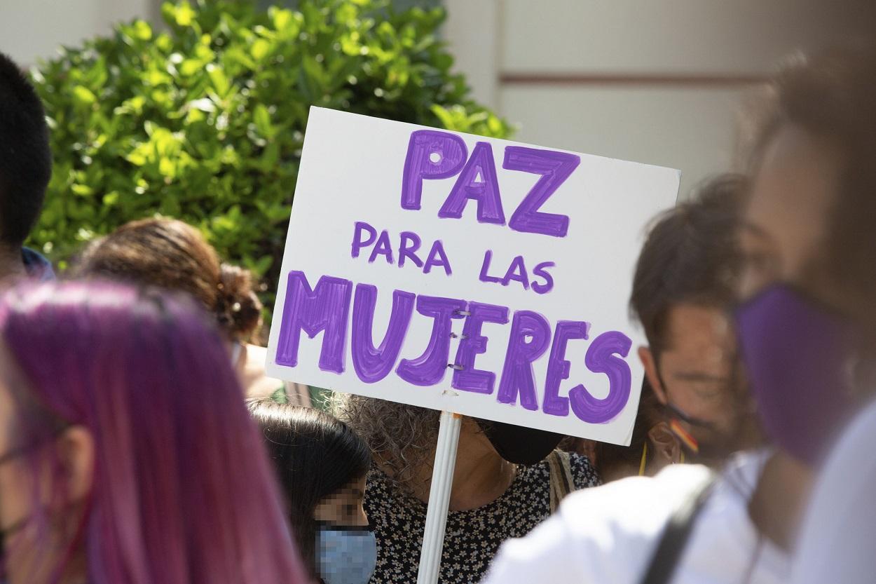 Una niña sostiene una pancarta donde se lee "Paz para las mujeres" durante una concentración. Fuente: Europa Press.