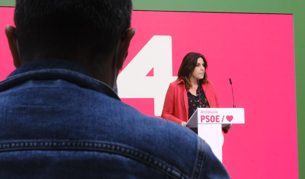 La número dos del PSOE andaluz, Ángeles Ferriz, en rueda de prensa.