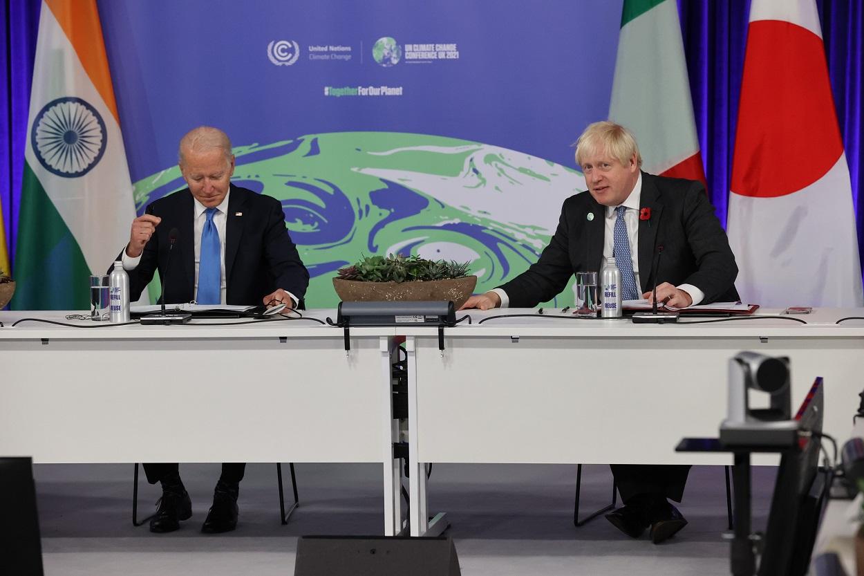 El presidente de Estados Unidos, Joe Biden (izquierda), y el primer ministro de Reino Unido, Boris Johnson, en Glasgow este martes. Fuente: Europa Press.