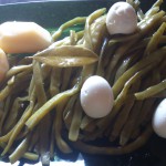 Judías verdes en ensalada con huevo duro y barbacoa de pescado
