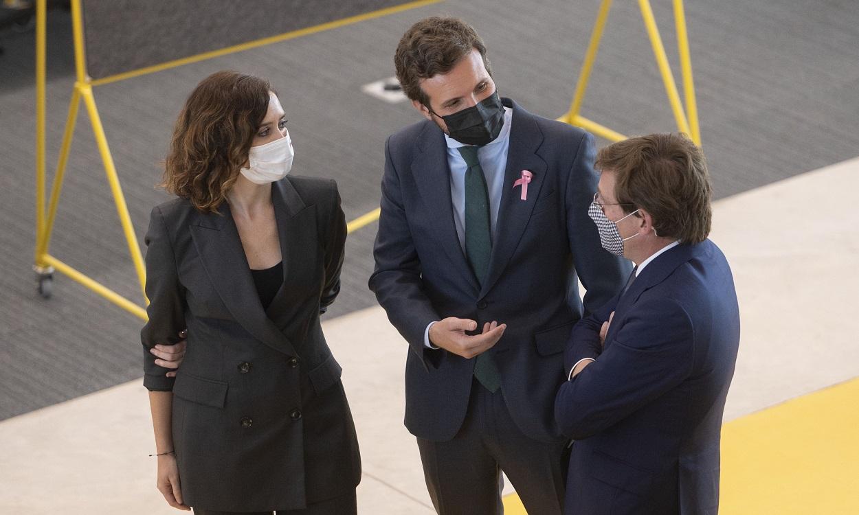 La presidenta de la Comunidad de Madrid, Isabel Díaz Ayuso; el presidente del PP, Pablo Casado y el alcalde de Madrid, José Luis Martínez Almeida. EP