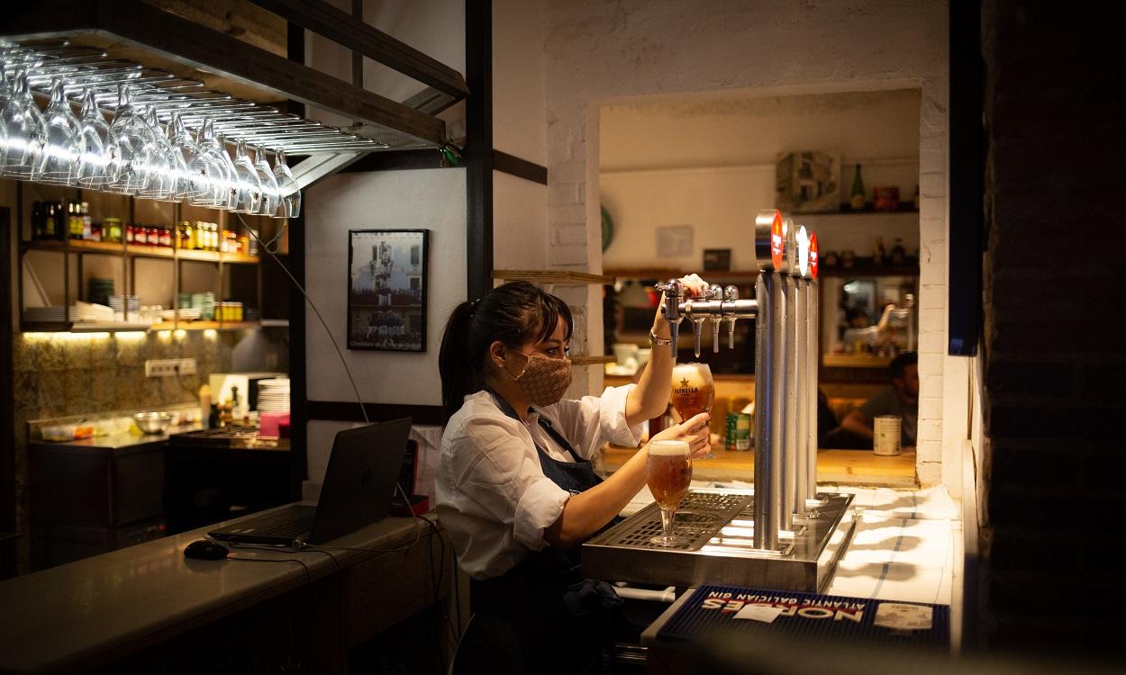 Una camarera trabajo en un restaurante de Barcelona. EP