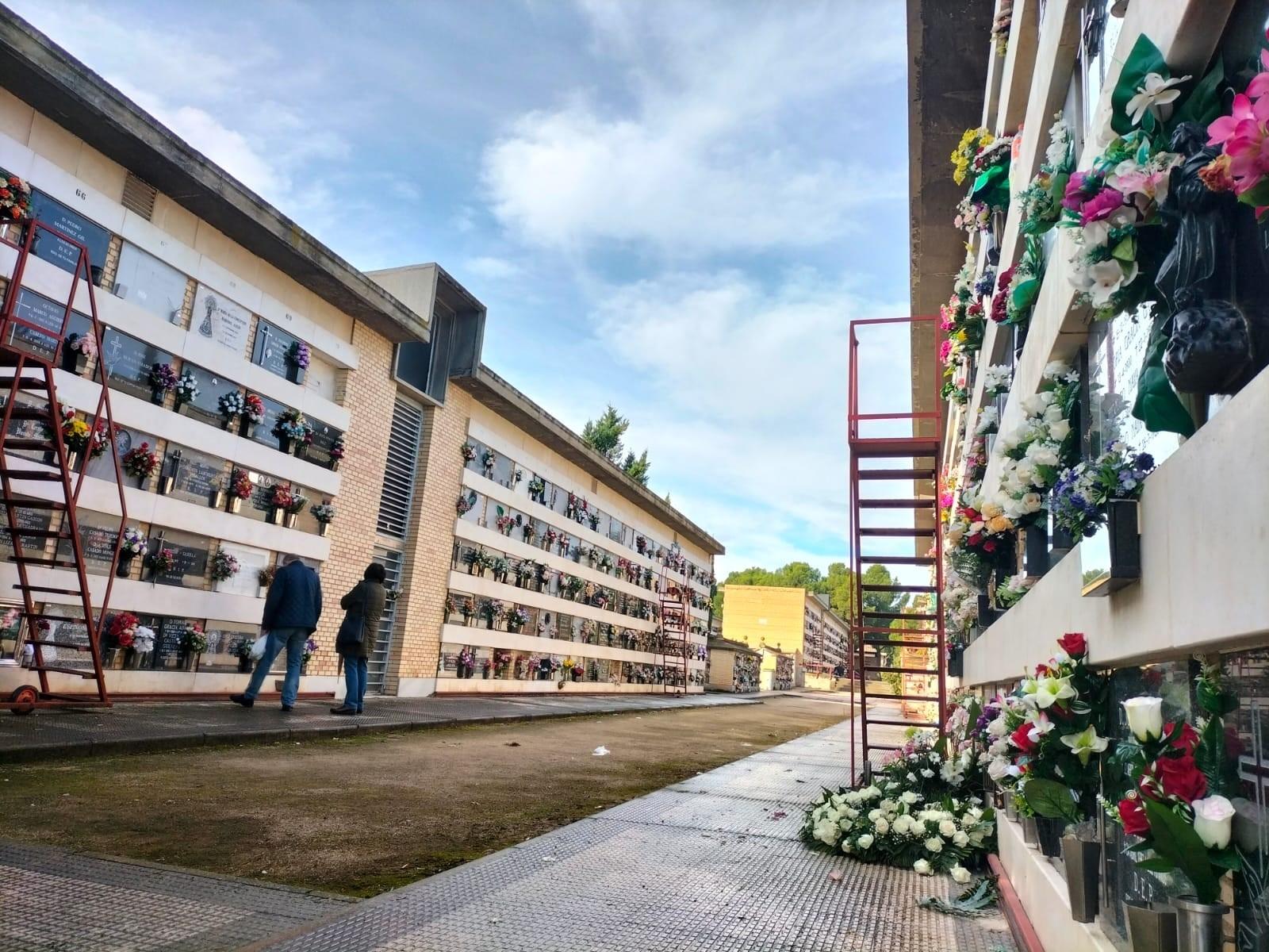 Buena parte de la Península estará bajo la lluvia en el Día de Todos Los Santos. En la imagen, el cementerio de Torrero. EP