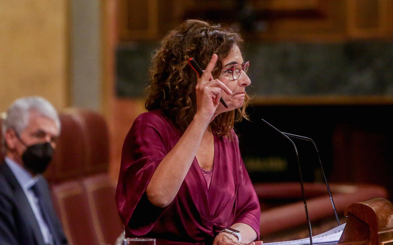 La ministra de Hacienda, María Jesús Montero, interviniendo ayer en Congreso. RICARDO RUBIO EP