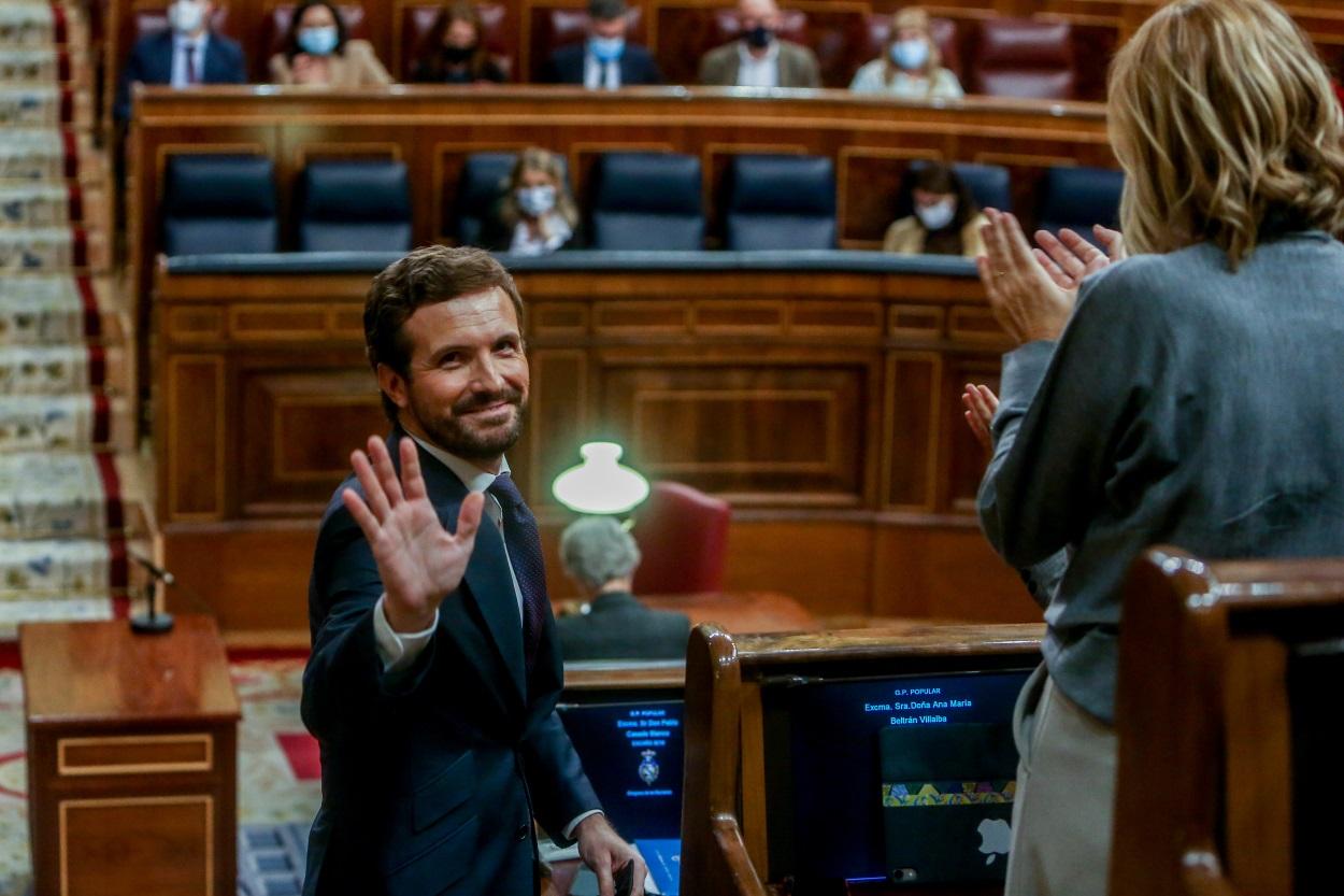 El líder del PP, Pablo Casado, saluda tras intervenir en una sesión plenaria en el Congreso de los Diputados
