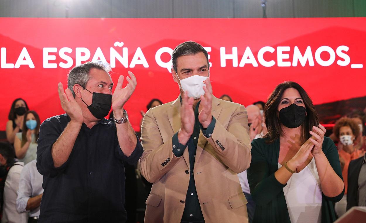 Juan Espadas, secretario general del PSOE; Pedro Sánchez, presidente del Gobierno; y Ángeles Férriz, portavoz en el Parlamento, en un acto en Sevilla. EP