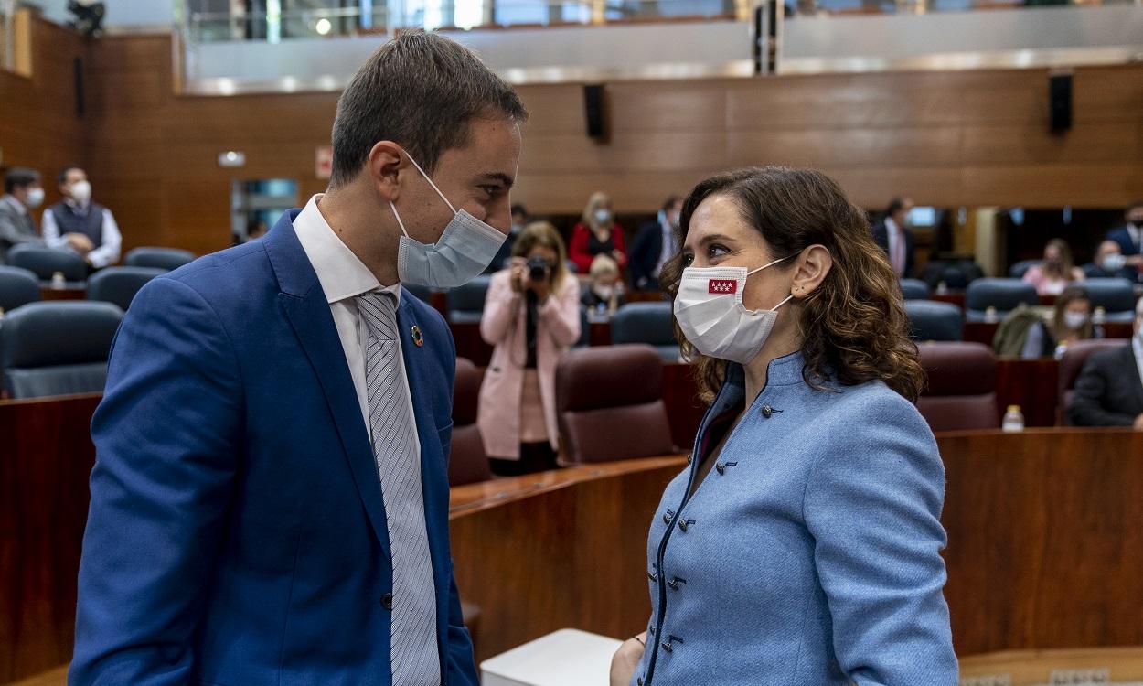 La presidenta de la Comunidad de Madrid, Isabel Díaz Ayuso (d), y el portavoz del PSOE en la Asamblea de Madrid, Juan Lobato. EP