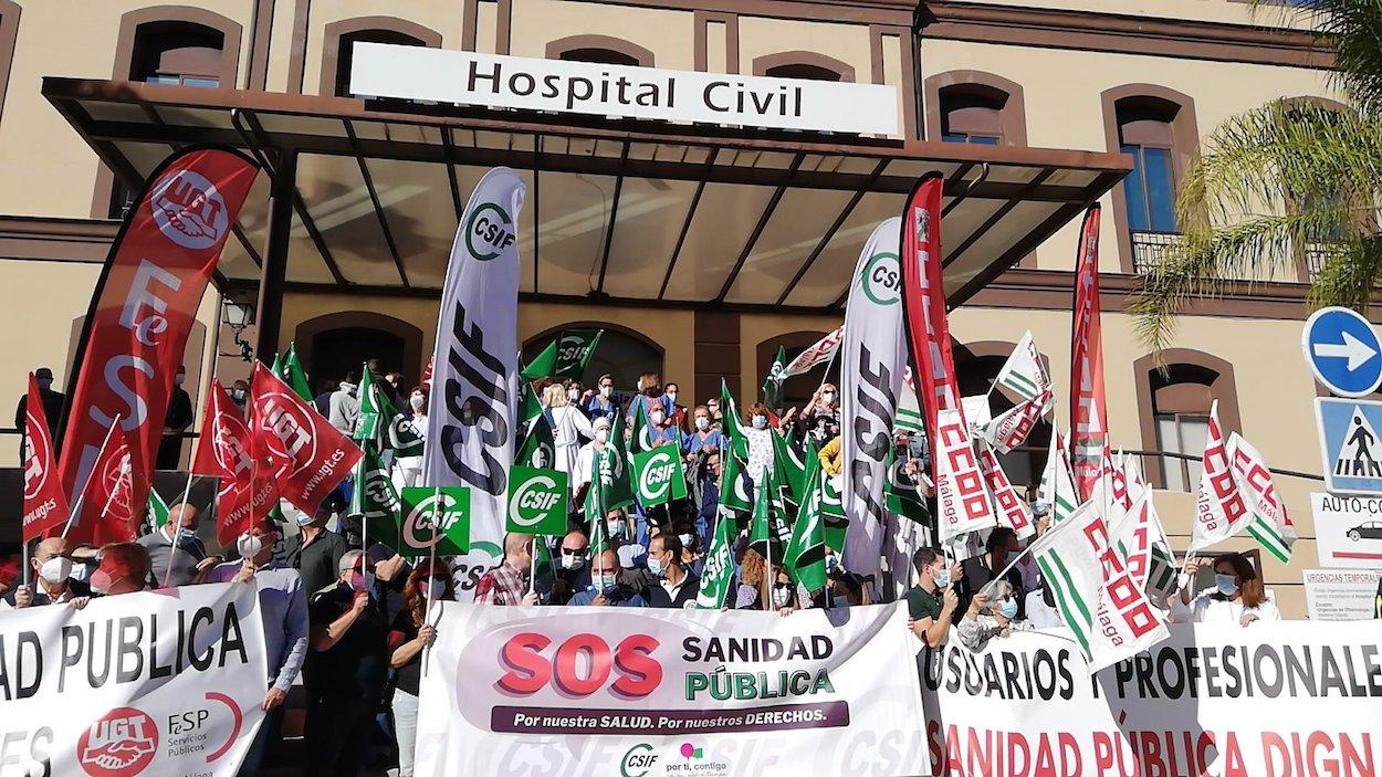 Trabajadores sanitarios en la protesta de ayer.
