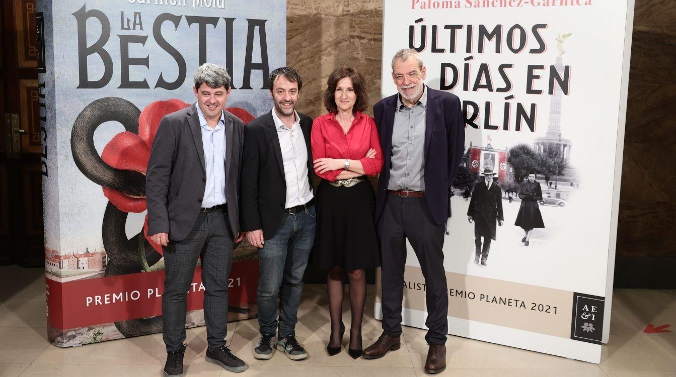 Antonio Mercero, Agustín Martínez y Jorge Díaz, los tres autores detrás de Carmen Mola y ganadores del Premio Planeta 2021, posan junto a Paloma Sánchez-Garnica Martínez, finalista