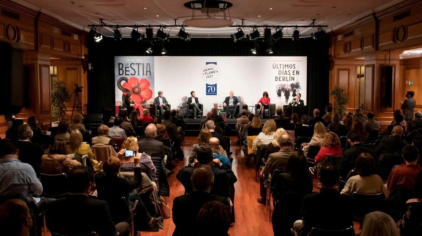 Paloma Sánchez-Garnica, finalista del Premio Planeta 2021, presentó 'Últimos días en Berlín' junto a los ganadores de este edición, los tres guionistas detrás de Carmen Mola