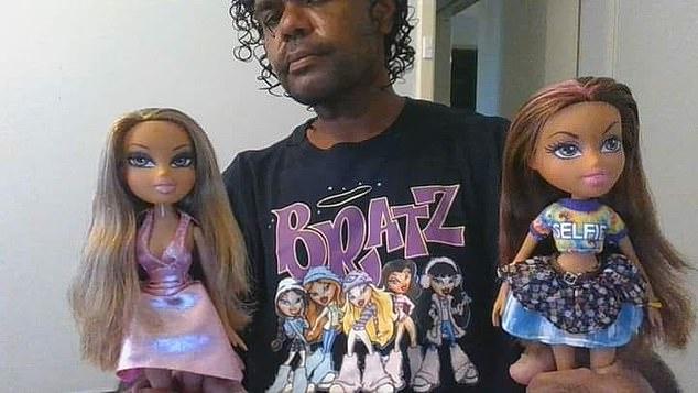 Darrell Kelly, el sospechoso de secuestrar a Cleo Smith, posa con varias muñecas Bratz en sus redes sociales