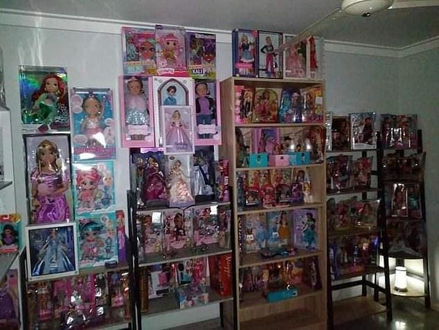 La casa de Darrell Kelly, donde estuvo secuestrada Cleo Smith, atestada de muñecas. La casa de Darrell Kelly, donde estuvo secuestrada Cleo Smith, atestada de muñecas.