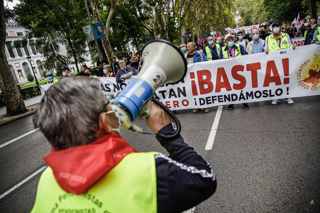 Un hombre con un megáfono durante la concentración de pensionistas por el centro de Madrid. Europa Press