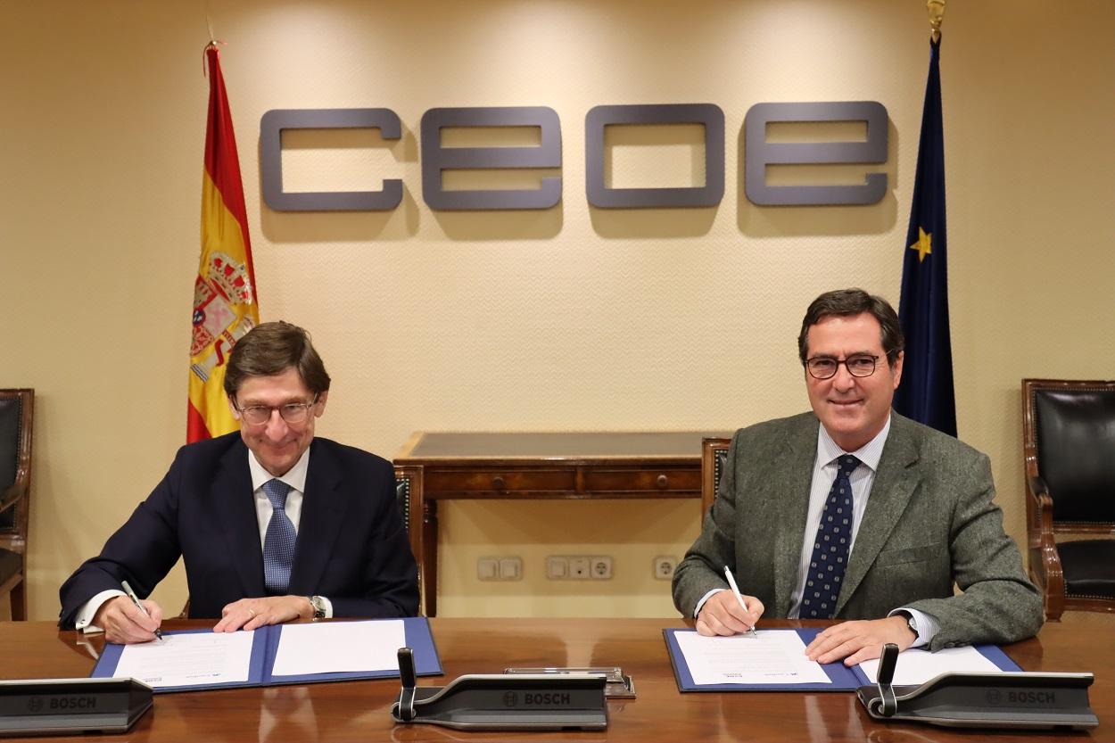 José Ignacio Goirigolzarri, presidente de CaixaBank, y Antonio Garamendi, presidente de CEOE, durante la firma del acuerdo