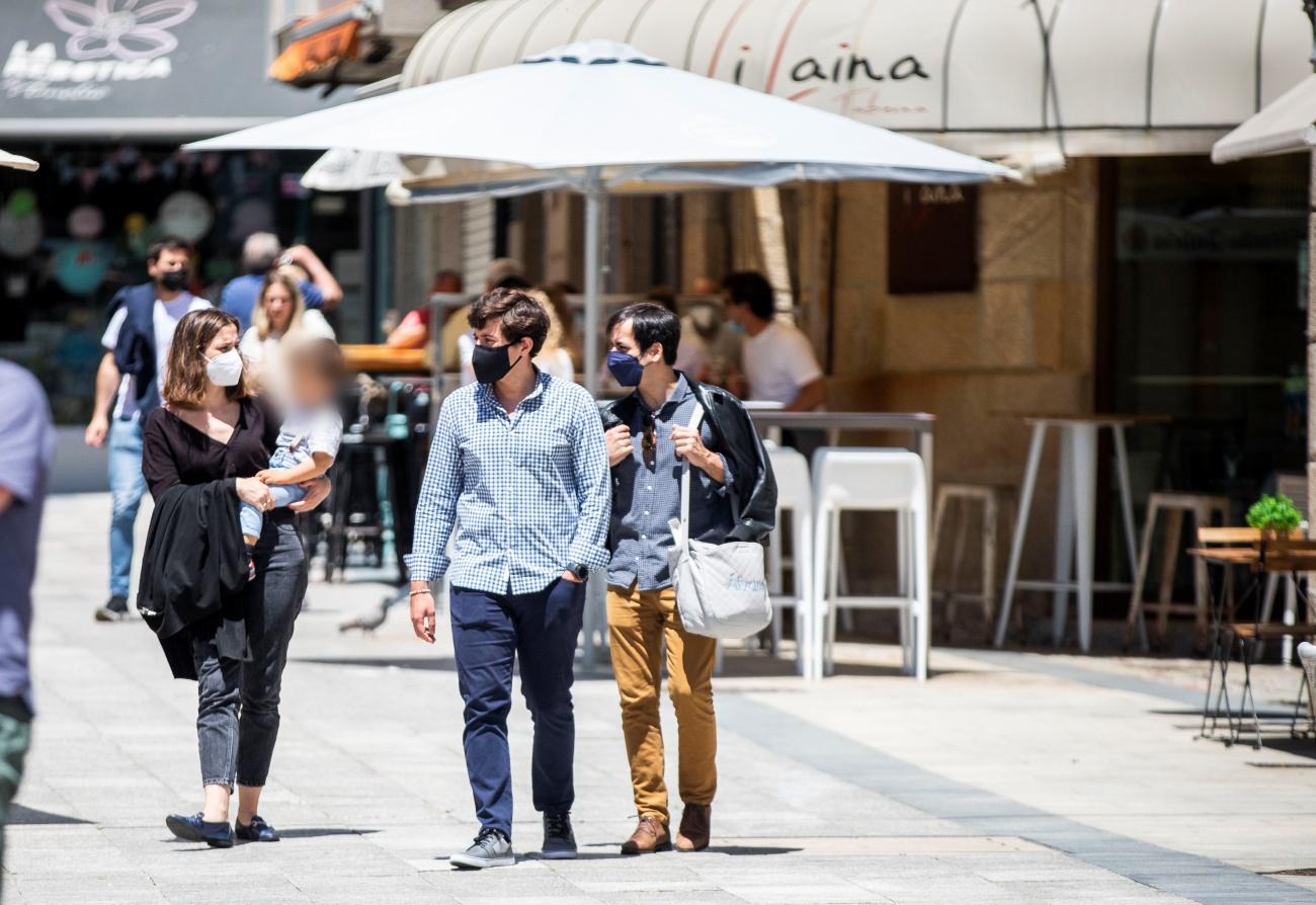 Imagen de personas paseando por Sanxenxo con mascarilla, un elemento que para el magistrado según su sentencia estaba justficada por razones de salud pública (Foto: Europa Press).