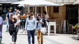 Imagen de personas paseando por Sanxenxo con mascarilla, un elemento que para el magistrado según su sentencia estaba justficada por razones de salud pública (Foto: Europa Press).