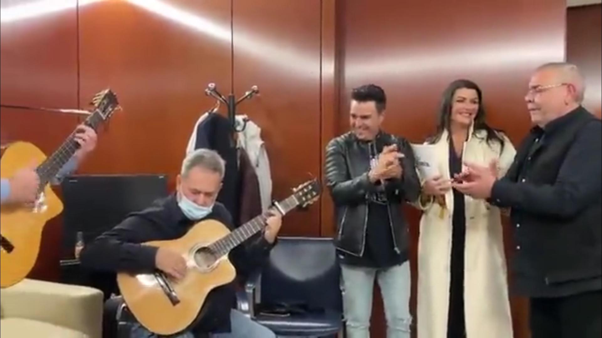 Los Chunguitos y Macarena Olona cantan en RTVE.