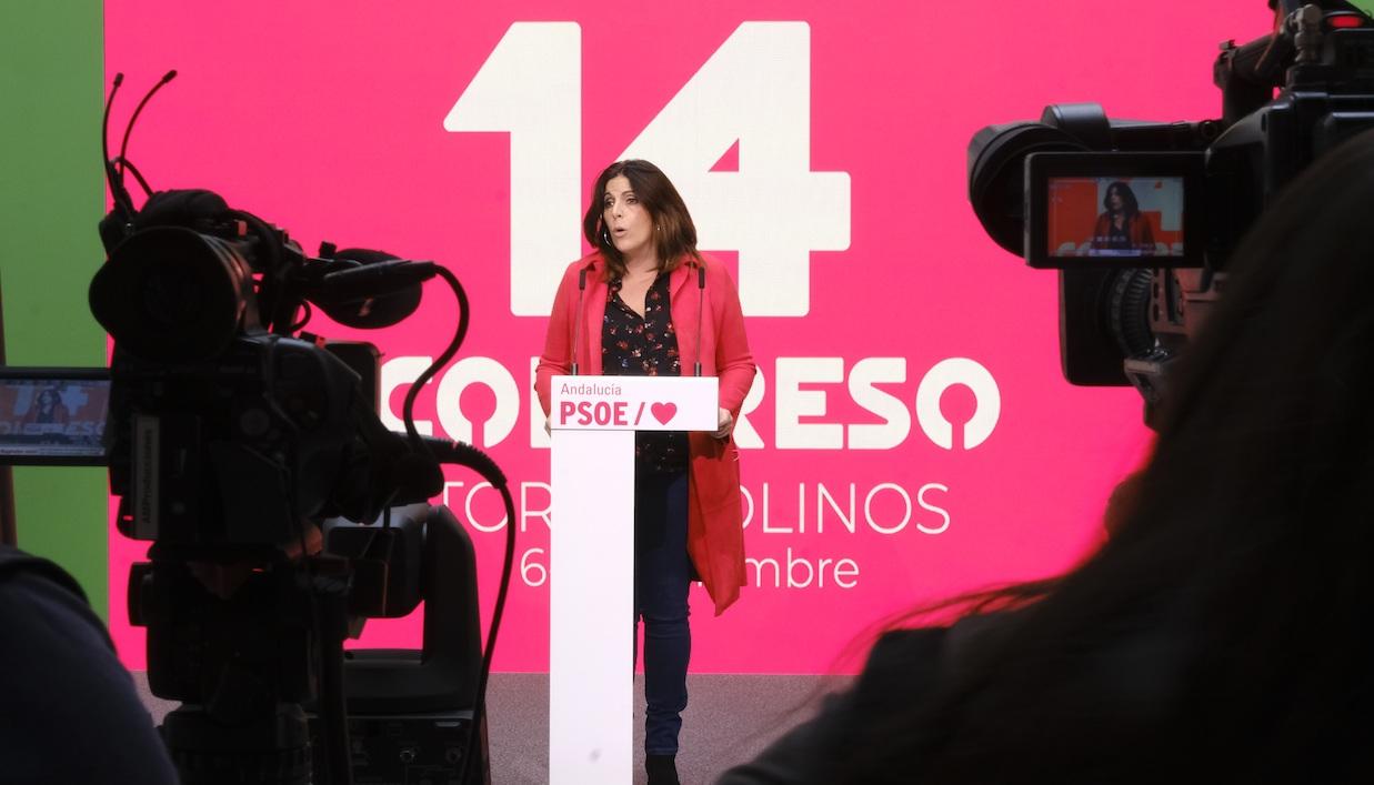 La portavoz parlamentaria del PSOE A, Ángeles Férriz, informa del XIV Congreso Regional.