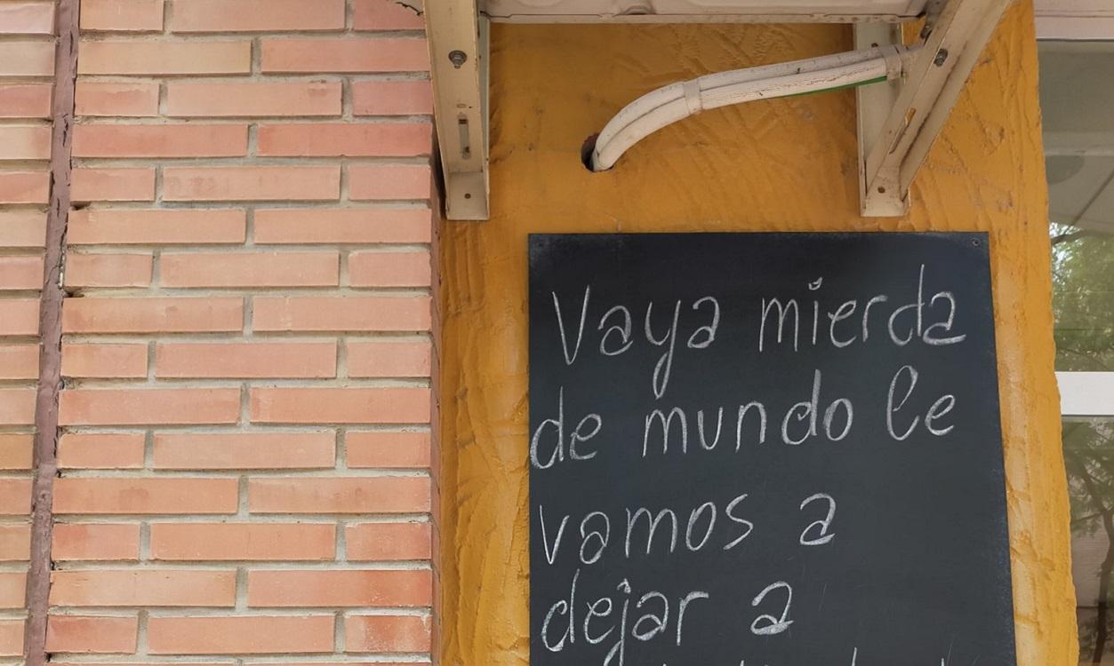 Imagen del cartel que un panadero de Murcia ha colgado en su negocio. Twitter