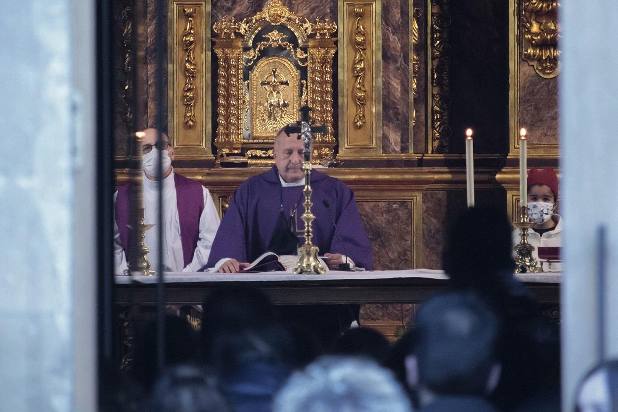 Un cura, en la iglesia parroquial de San Pedro, donde se celebra la misa funeral por la muerte de Álex, asesinado la semana pasada en Lardero. Fuente: Europa Press.