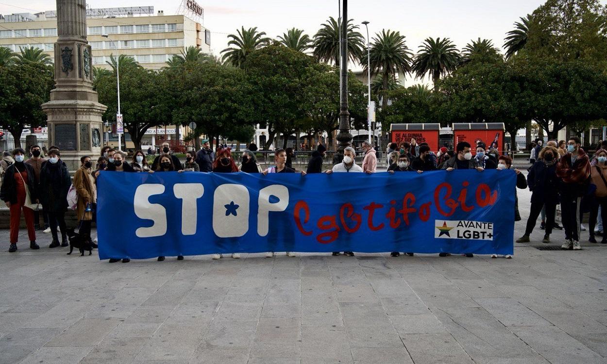 Imagen de la concentración en A Coruña en repulsa por la agresión transfóbica de Lugo. Twitter