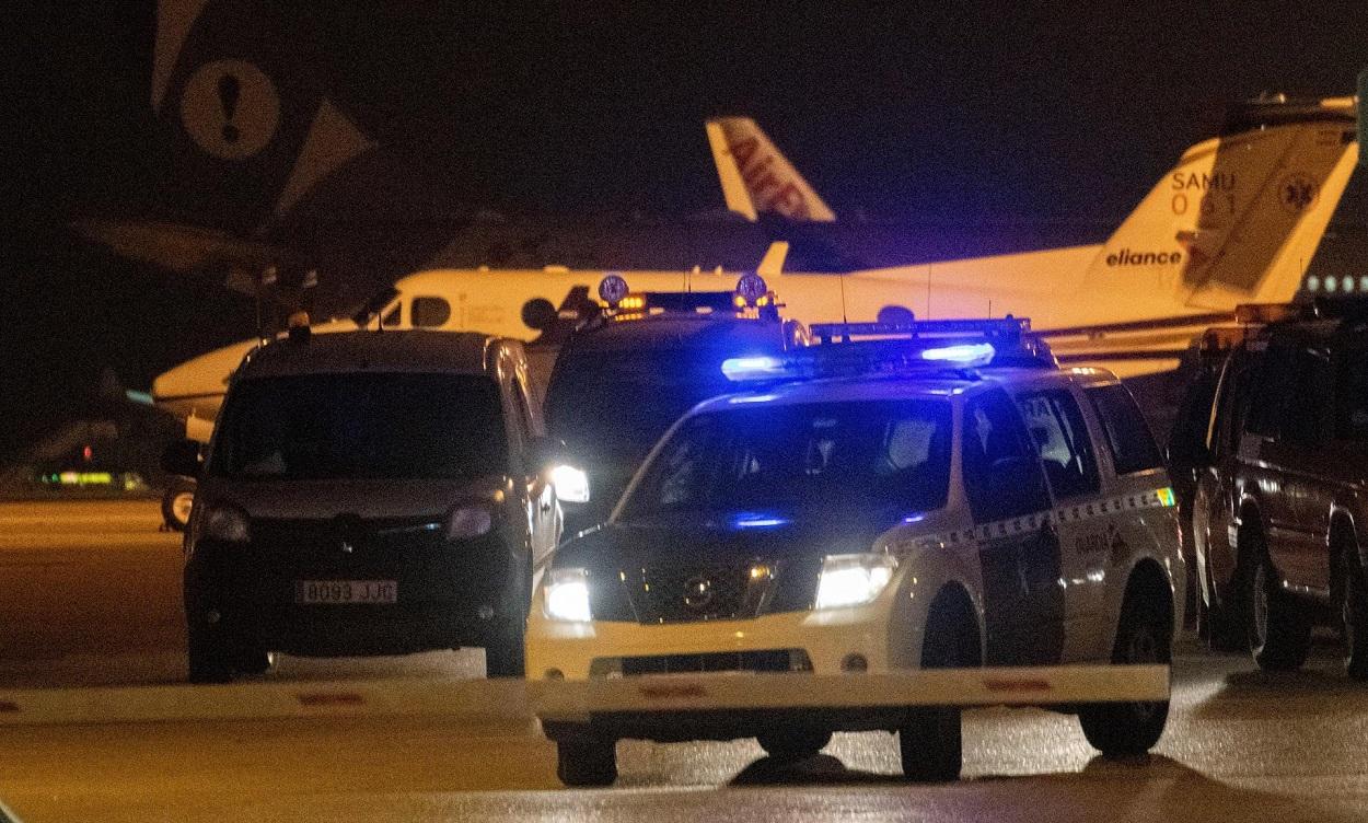 Imagen del aeropuerto de Palma tras detener a los fugados del avión aterrizado de emergencia. Twitter