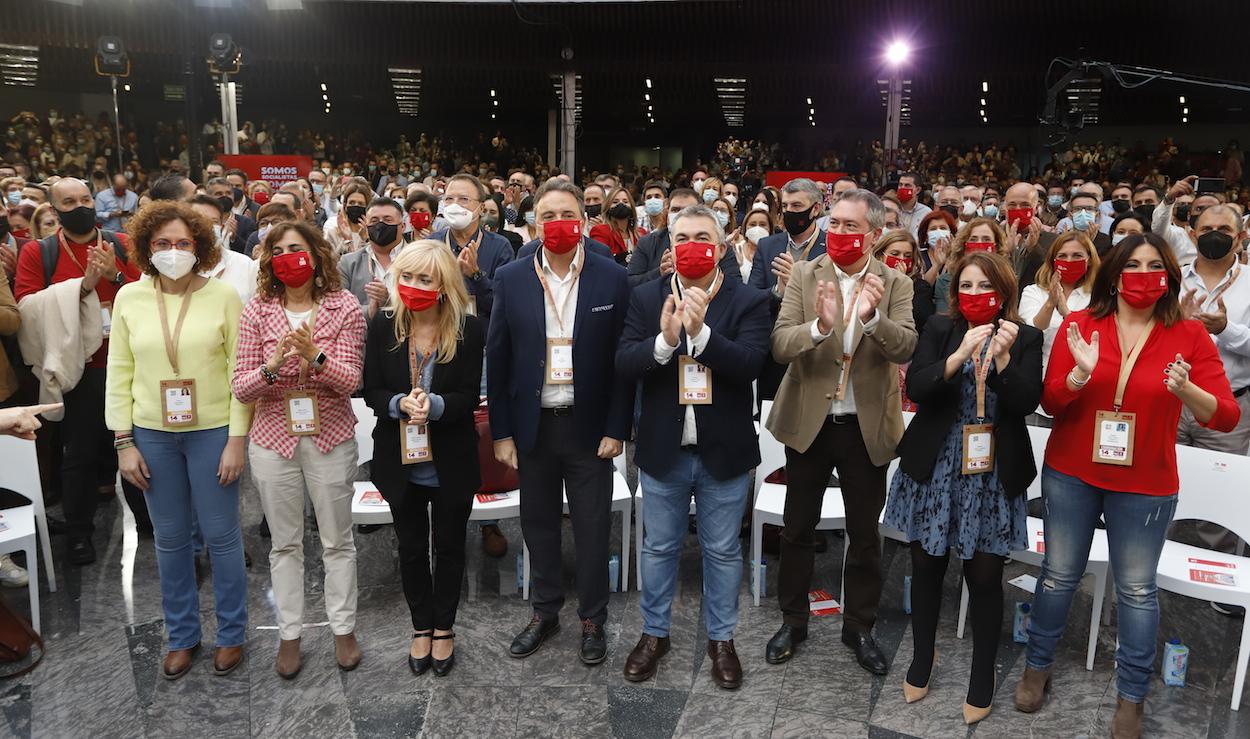 Juan Espadas, junto la ministra María Jesús Montero, la vicesecretaria del PSOE, Adriana Lastra, y otros dirigentes en la primera jornada del 14 Congreso. ÁLEX ZEA/EP