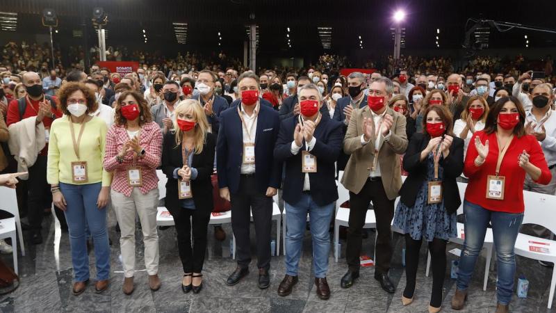Juan Espadas, junto la ministra María Jesús Montero, la vicesecretaria del PSOE, Adriana Lastra, y otros dirigentes en la primera jornada del 14 Congreso. ÁLEX ZEA/EP