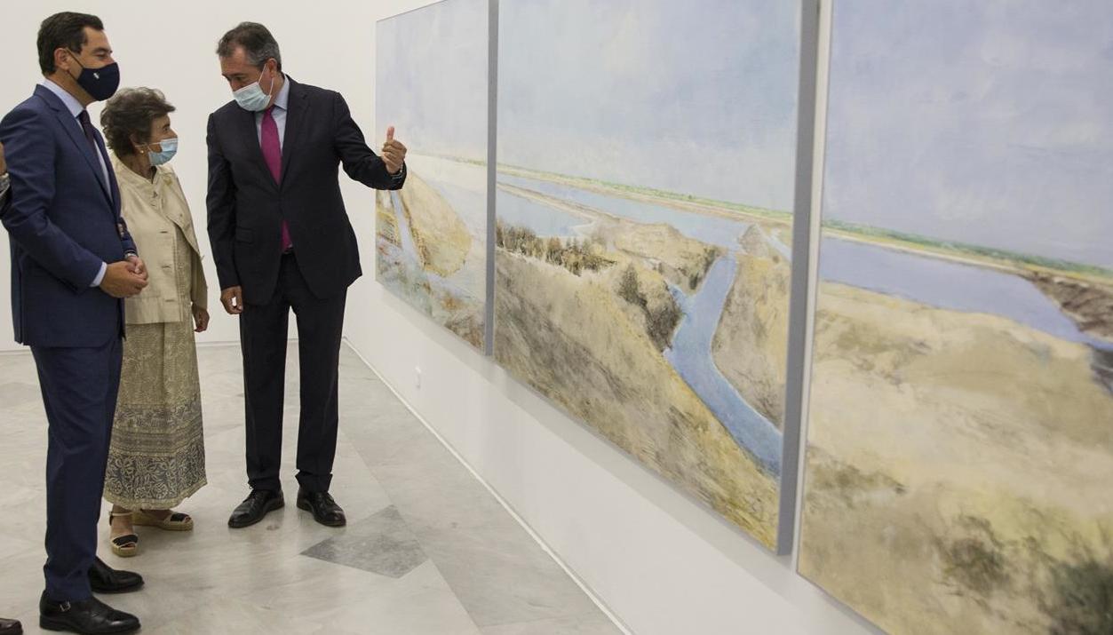 Carmen Laffón, flanqueada por el presidente de la Junta y el alcalde de Sevilla en la inauguración de su última exposición. MARÍA JOSÉ LÓPEZ EP