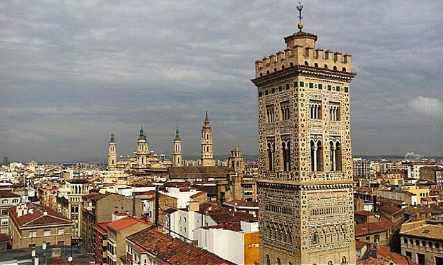 Torre de la Iglesia de La Magdalena con la Basílica del Pilar (Zaragoza) al fondo