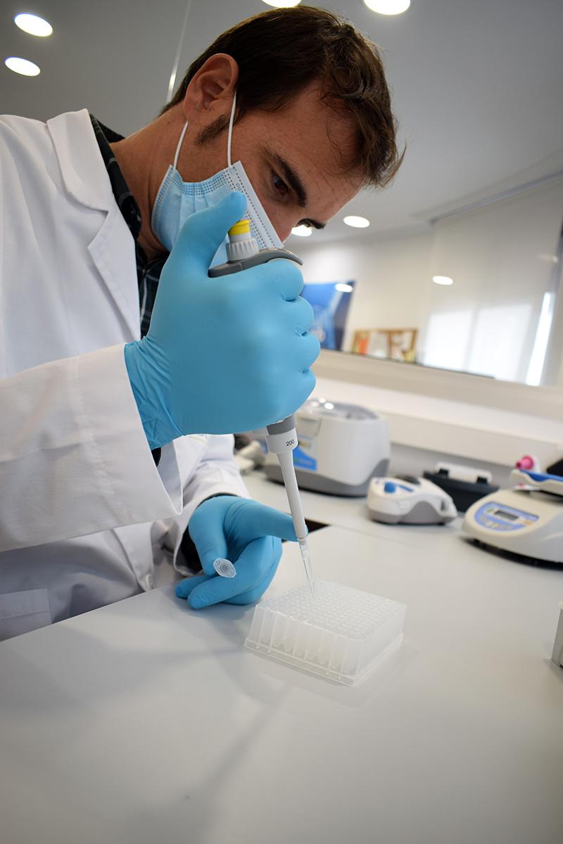 Jonás Sarasa, en su laboratorio