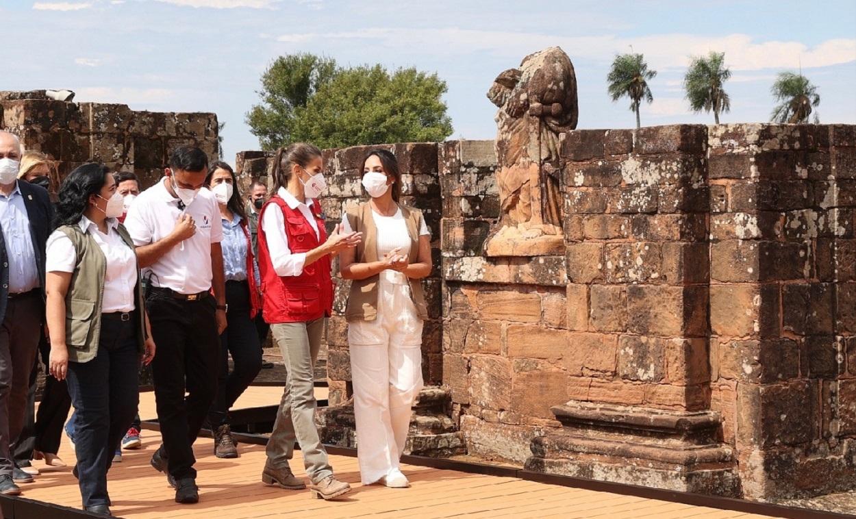 La Reina Letizia y la primera dama de Paraguay, Silvana López, durante la visita a antiguas misiones jesuitas en Encarnación. Casa Real