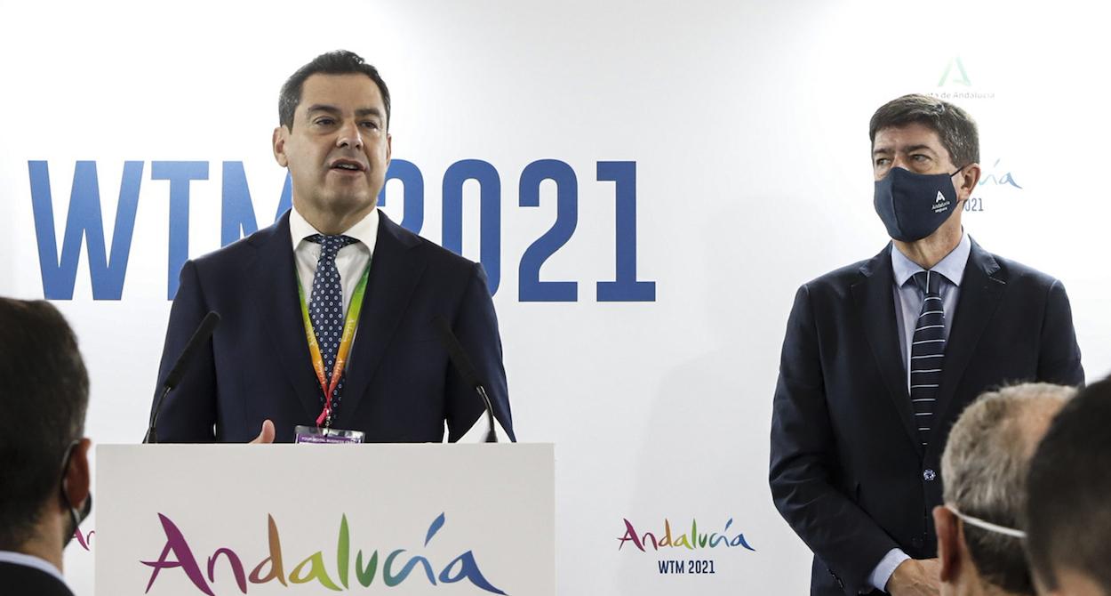 El presidente Juan Manuel Moreno y el vicepresidente Juan Marín, en la rueda de prensa con motivo de la World Travel Market. ÁLEX ZEA/EP