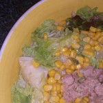 Ensalada verde con atún y maíz e Ijada de emperador al ajo