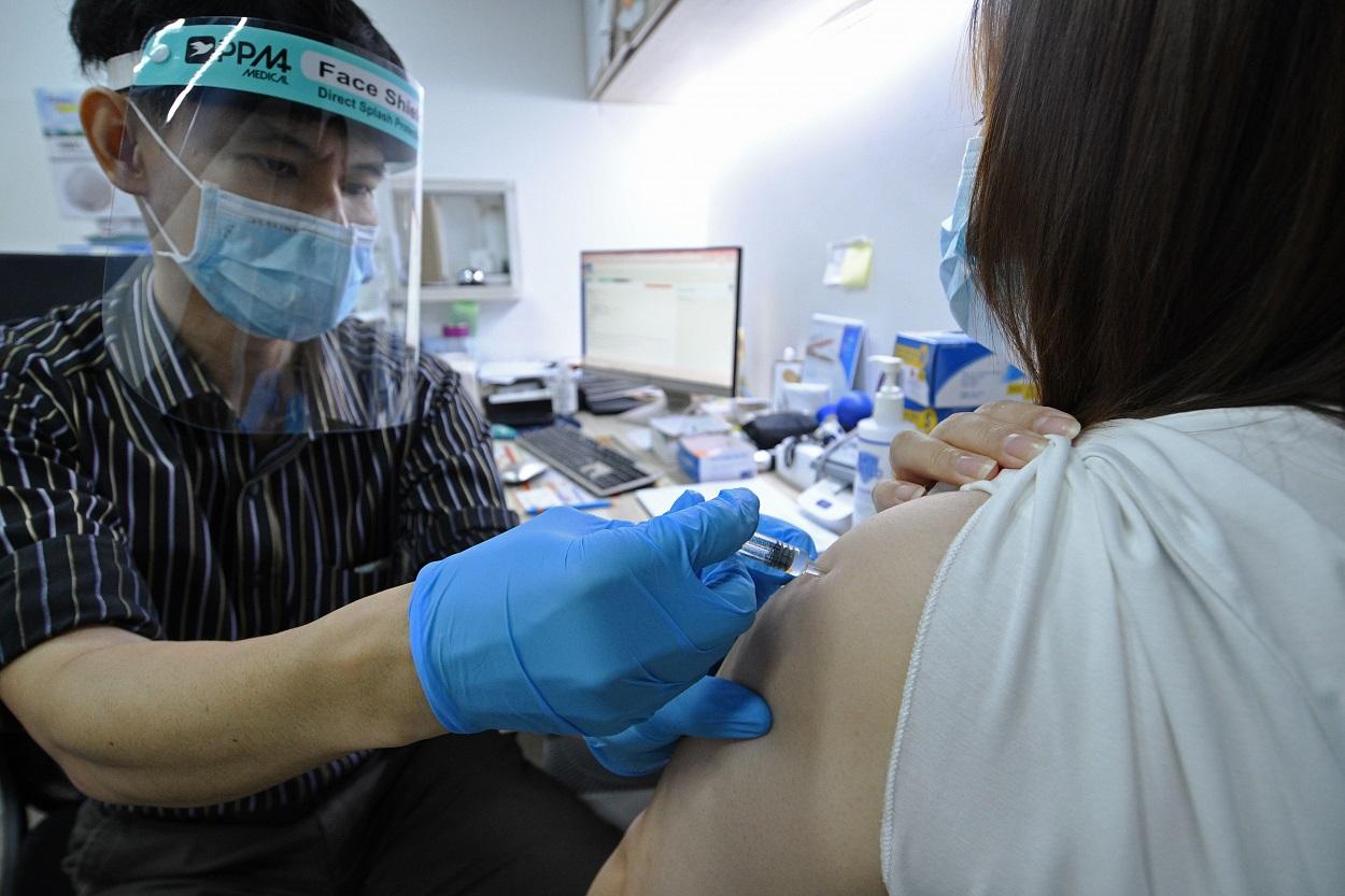 Un doctor inocula la vacuna china Sinovac contra el coronavirus en un centro médico de Singapur. Fuente: Europa Press.