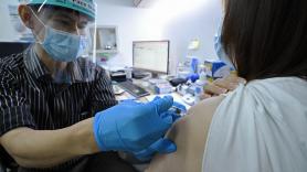 Un doctor inocula la vacuna china Sinovac contra el coronavirus en un centro médico de Singapur. Fuente: Europa Press.