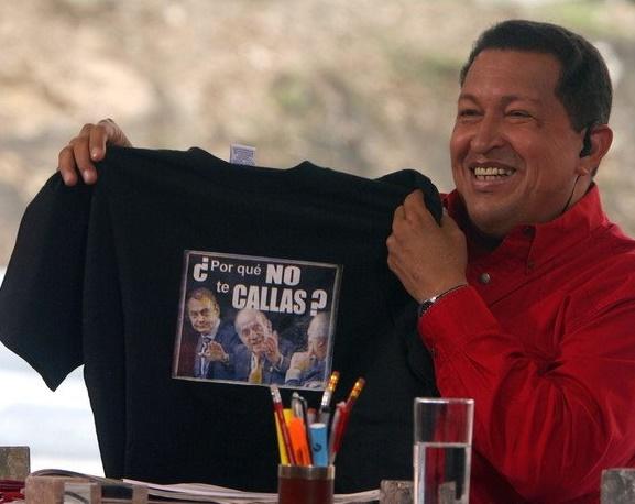 El expresidente de Venezuela Hugo Chavez posando con una camiseta con el lema '¿Por qué no te callas?'