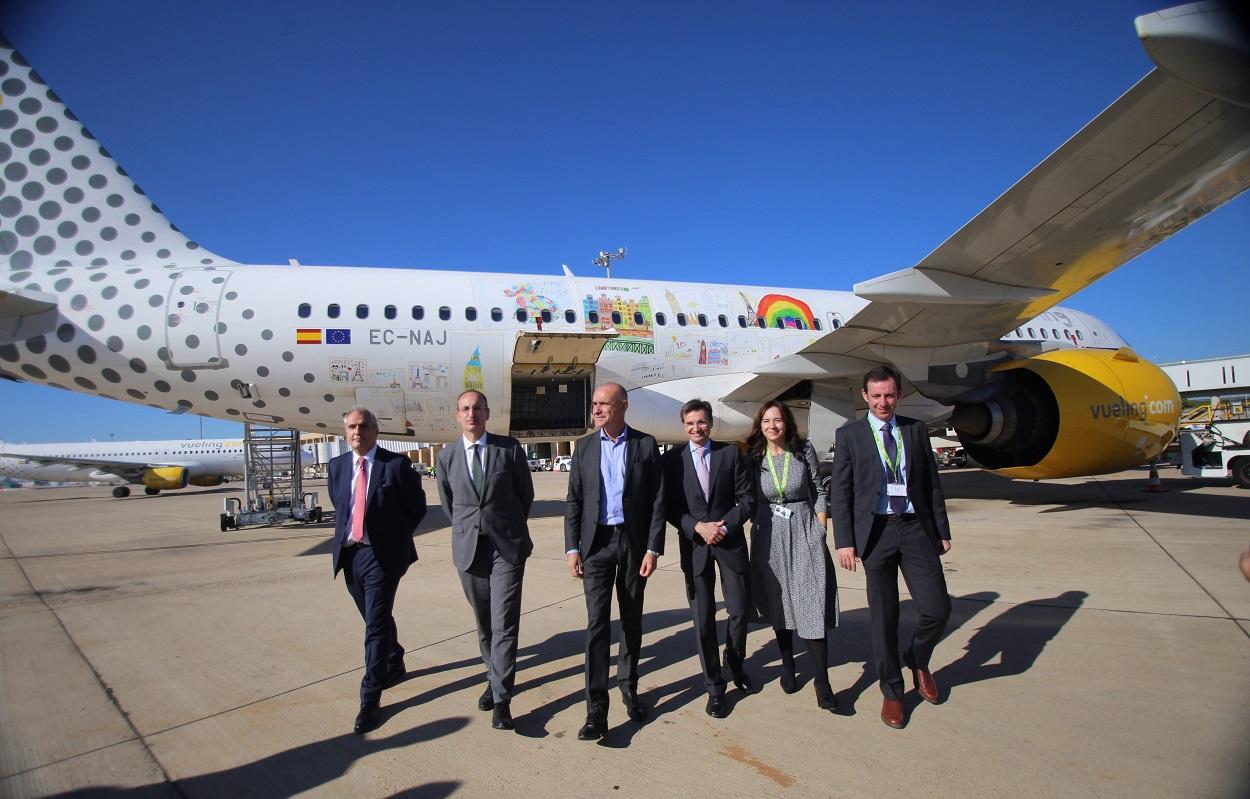 Foto de familia de los representantes de Repsol, Vueling y el Ayuntamiento de Sevilla a su llegada al aeropuerto