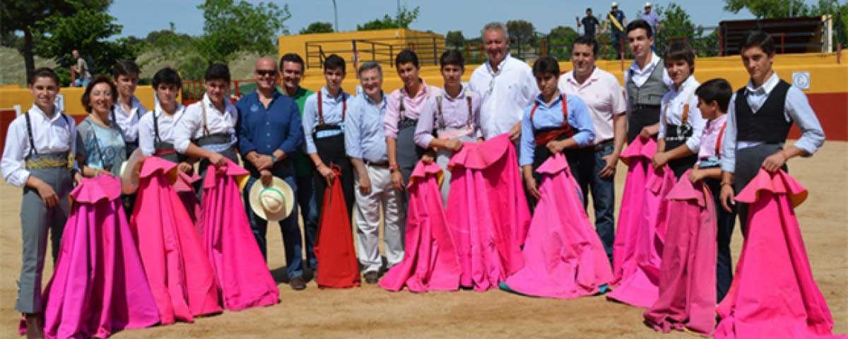 Tizón rodeado de alumnos de la escuela taurina