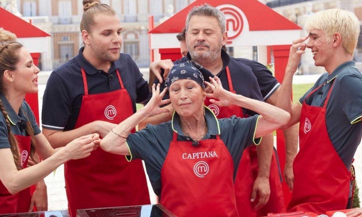 Concursantes de 'MasterChef Celebrity' con Verónica Forqué de capitana. TVE.