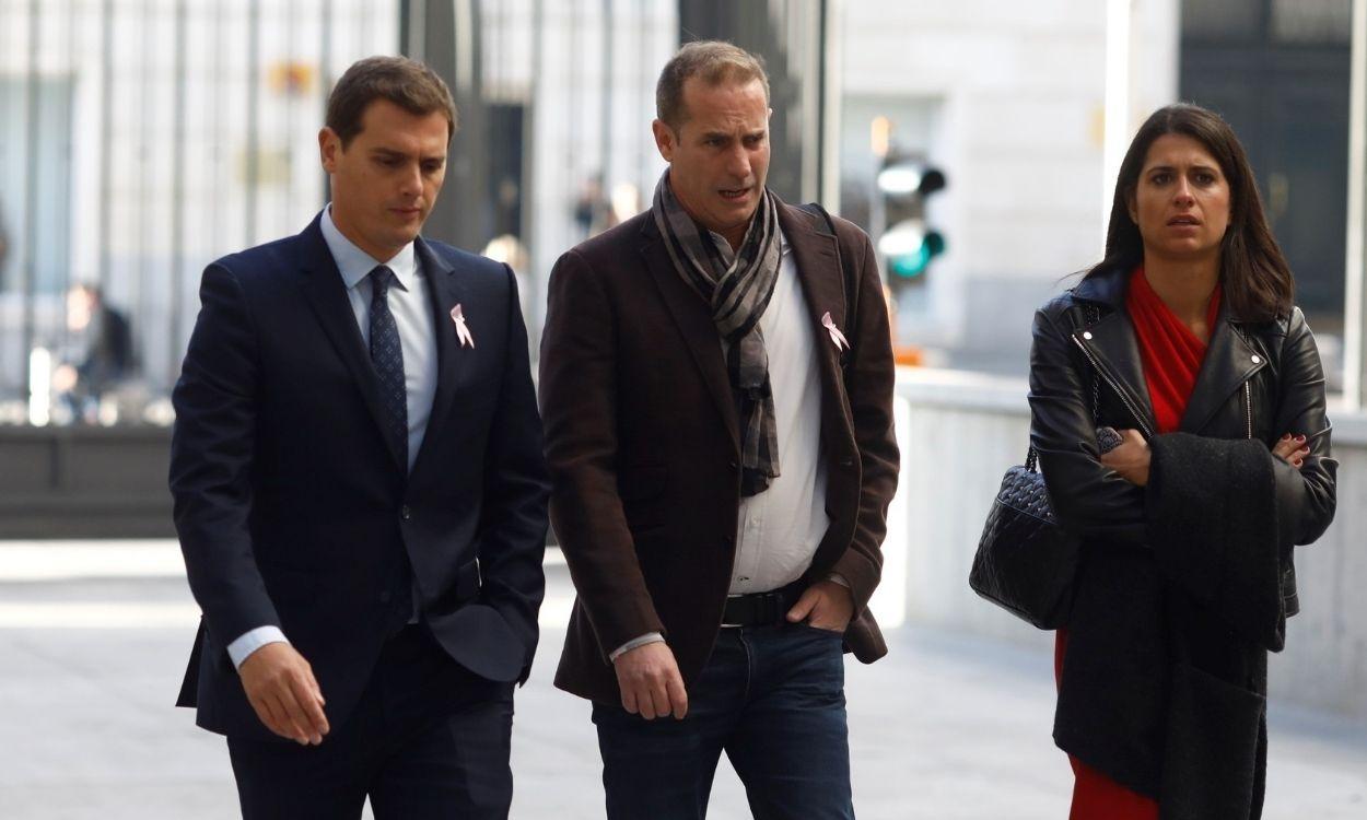 El expresidente de Ciudadanos, Albert Rivera, junto a su ex jefe de prensa, Daniel Bardavío (centro). Europa Press. 