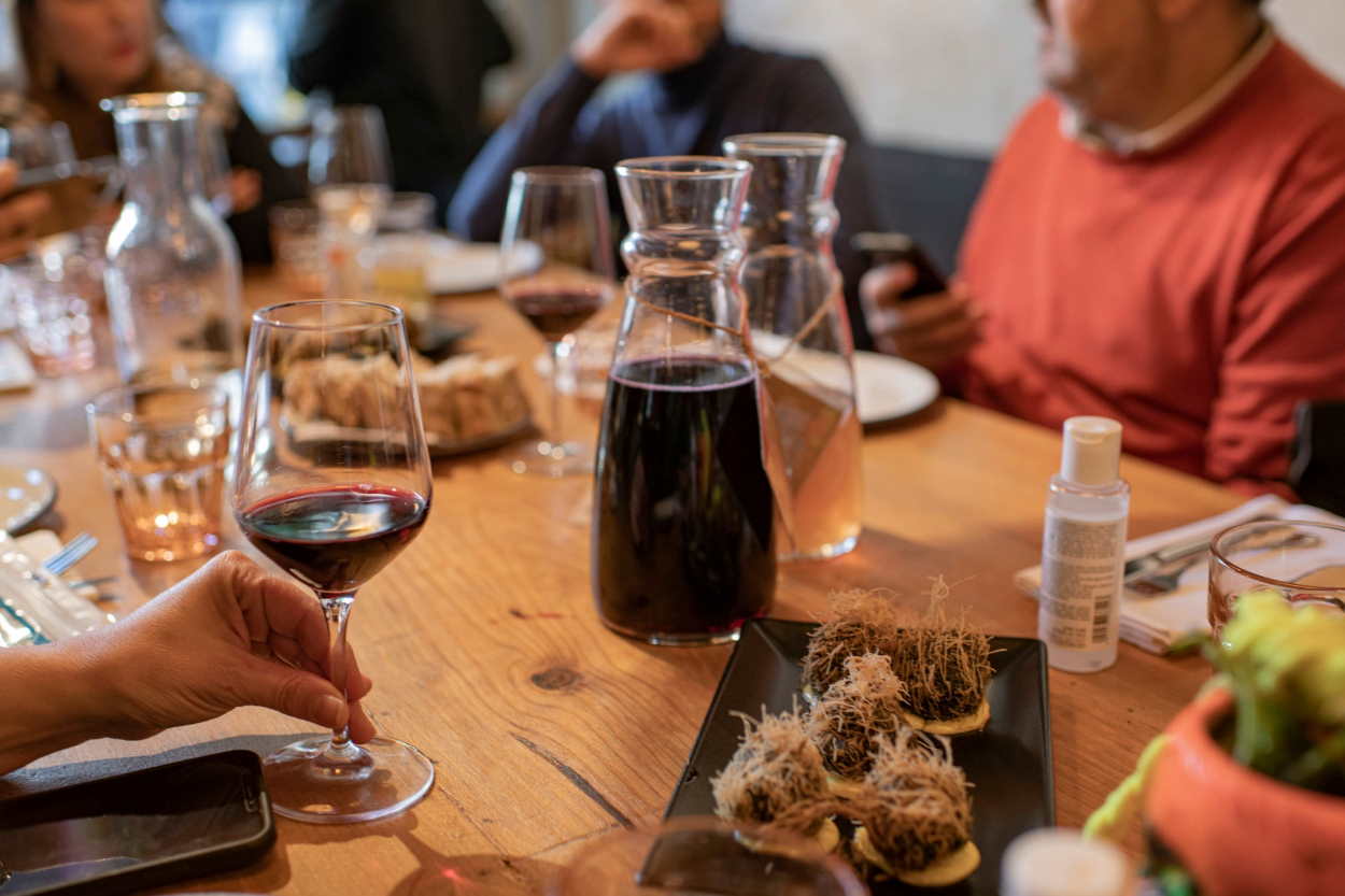 La Caníbal cuenta con una amplia gama de vinos que se sirven de grifo, por copas o en frascas