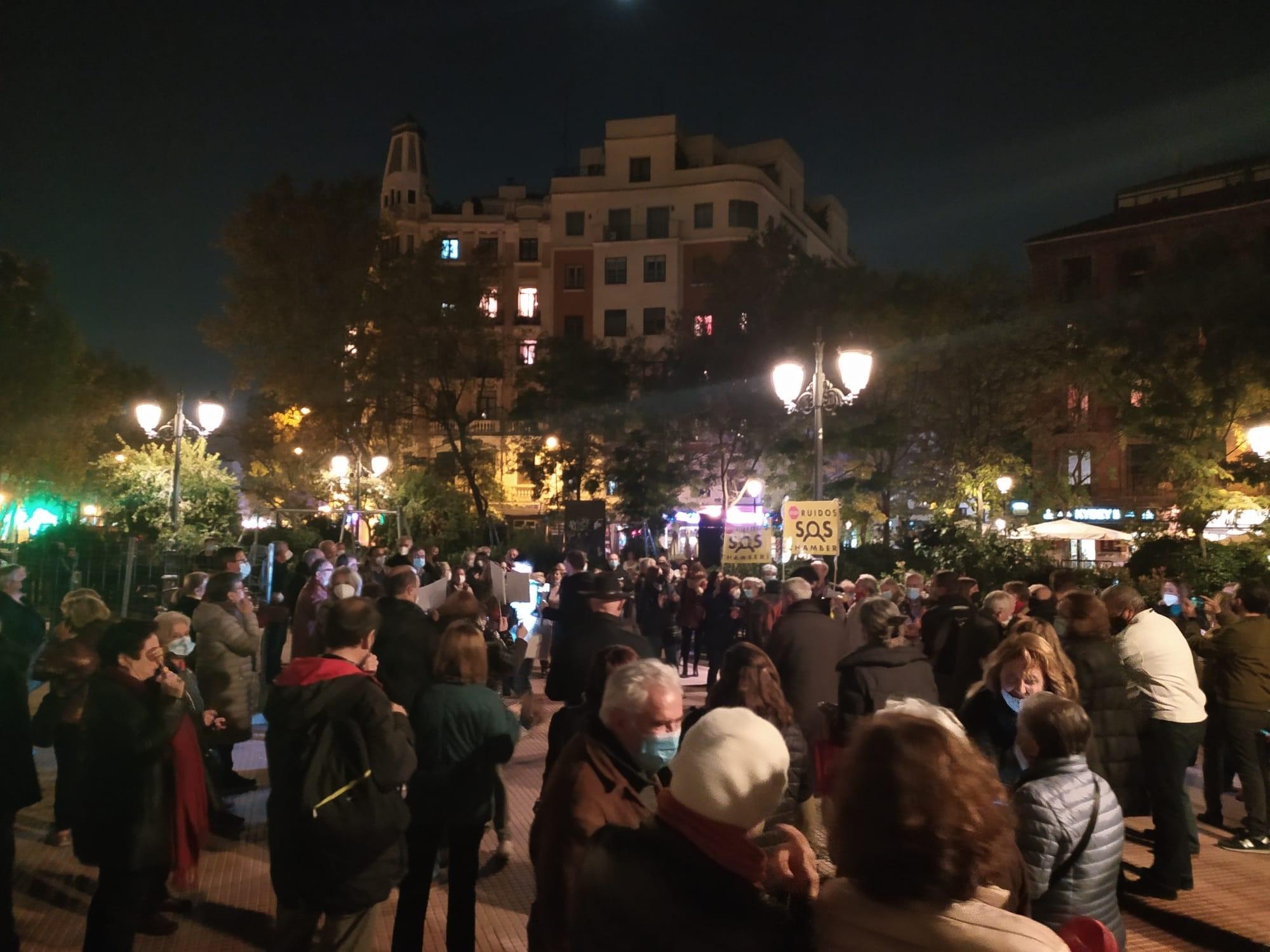 Decenas de vecinos protestan en Chamberí contra la ordenanza de terrazas y piden participar en su negociación. EP.