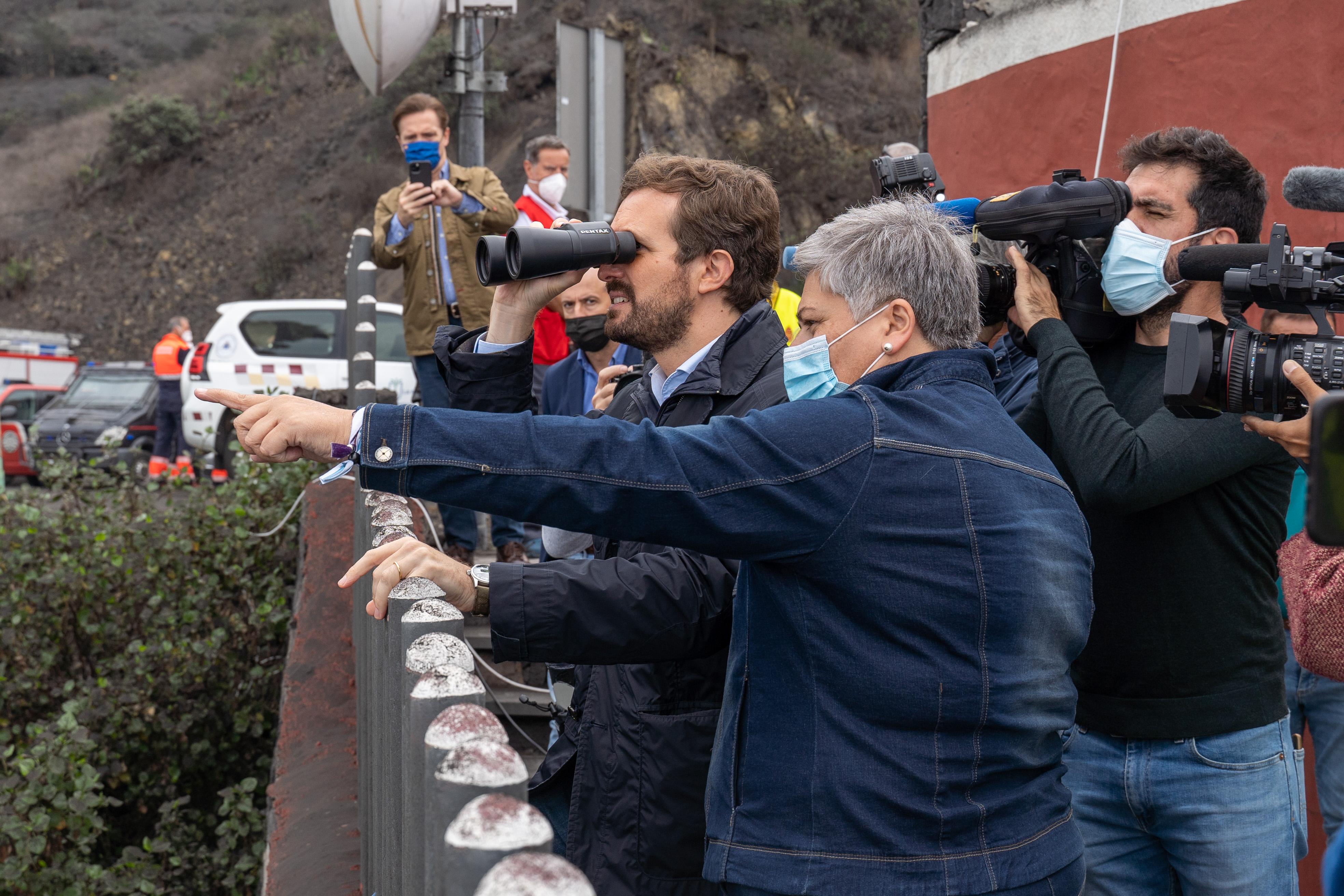 La alcaldesa de Los Llanos de Ariadne, Noelia García Leal (1d), y el líder del PP, Pablo Casado (centro), durante una visita para seguir la evolución del volcán de Cumbre Vieja. Europa Press