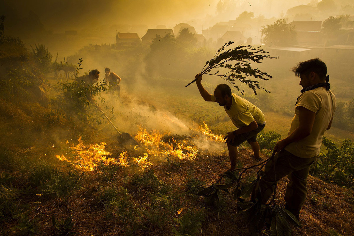 Vecinos ayudan a sofocar uno de los incendios declarados en Galicia